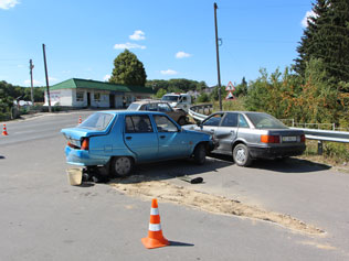 У ланцюговому ДТП третій автомобіль збив пішохода