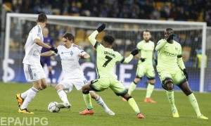 epa05179188 Denys Garmash (2-L) of Dynamo vies for the ball with Raheem Sterling (C) of Manchester City during the UEFA Champions League round of 16, first leg soccer match between Dynamo Kyiv and Manchester City at the Olimpiyskiy stadium in Kiev, Ukraine, 24 February 2016. EPA/ROMAN PILIPEY