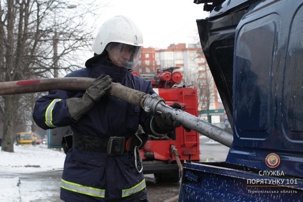 У Тернополі загорівся автомобіль, який перевозив газові балони (ВІДЕО)