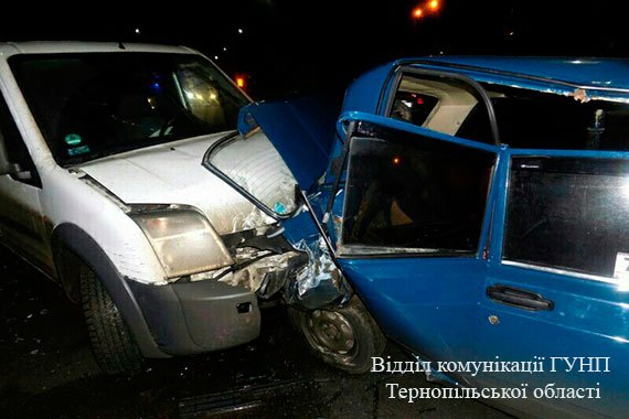 У Тернополі у ДТП потрапило три автомобілі. Водії у лікарні (ФОТО)