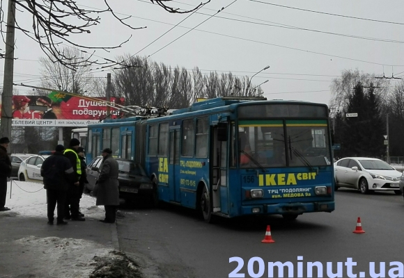 У Тернополі на кільці тролейбус притиснув “ВАЗ 2109” (ВІДЕО)