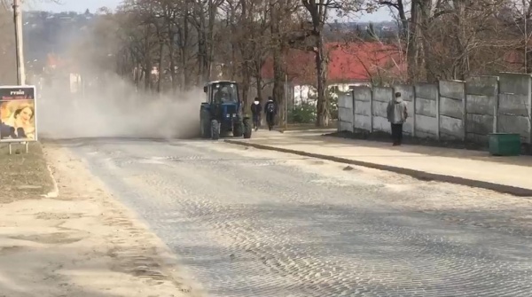 З’явилось кумедне відео, як на Тернопільщині трактор “пилососить” вулиці (ВІДЕО)