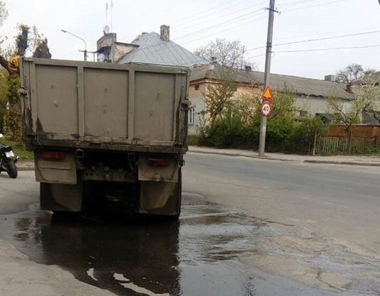 У Тернополі судитимуть водія, який забруднив дорогу (ФОТО)