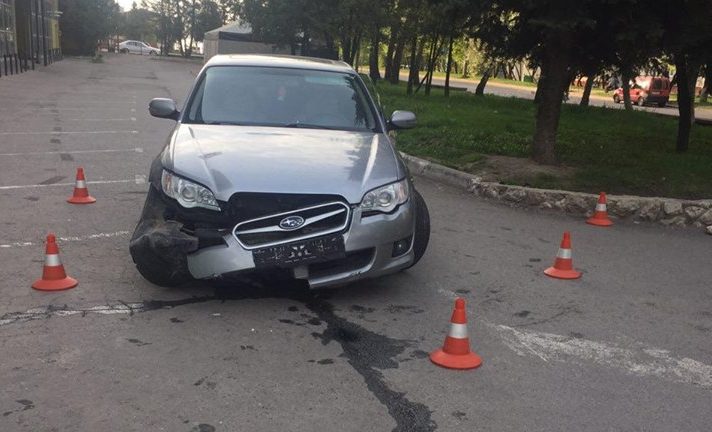 У Тернополі п’яний водій розбив свій дорогий автомобіль Subaru (ФОТО)