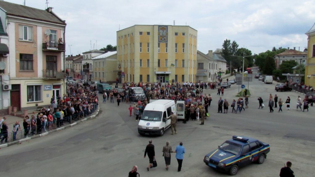 <strong>Сотні жителів Теребовлі сьогодні зустрічали тіло бійця, загиблого в АТО  (ФОТО)</strong>