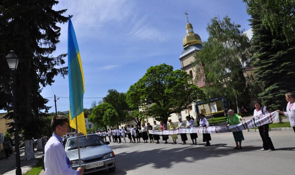 У Теребовлі 2000 жителів утворили величезне коло і “обняли” своє місто (ФОТО)