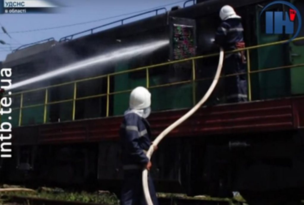 У Тернополі палав потяг. 15 рятувальників гасили вогонь (ВІДЕО)