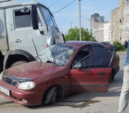 З’явилось відео, як у Тернополі “Камаз” зніс легковика і протягнув декілька метрів