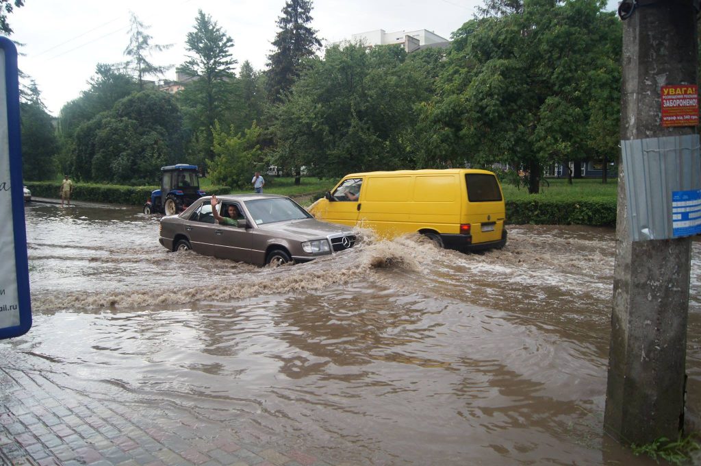 До уваги водіїв! У найближчі дві доби в Україні грози та сильні дощі, будьте обережні!