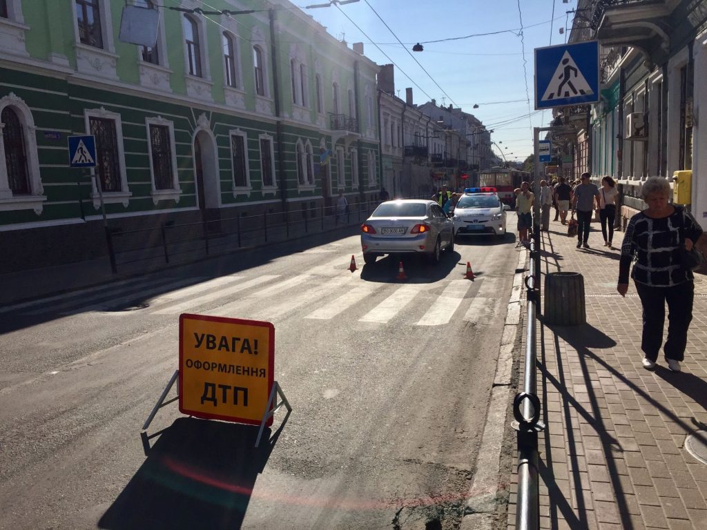 <strong>У центрі Тернополя водій на “Тойоті” збив неповнолітнього хлопця (ФОТО)</strong>