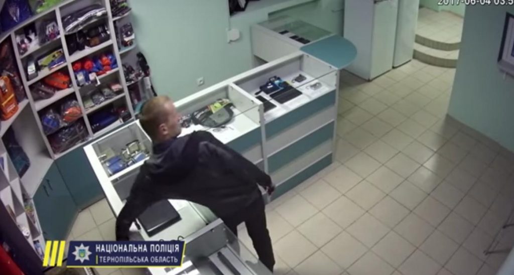 У Тернополі камери “спіймали” крадія, який виносить телефони з ломбарду (ВІДЕО)