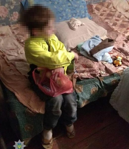 <strong>У Тернополі мати залишила 6-річну і одномісячну дитину без нагляду (ФОТО)</strong>