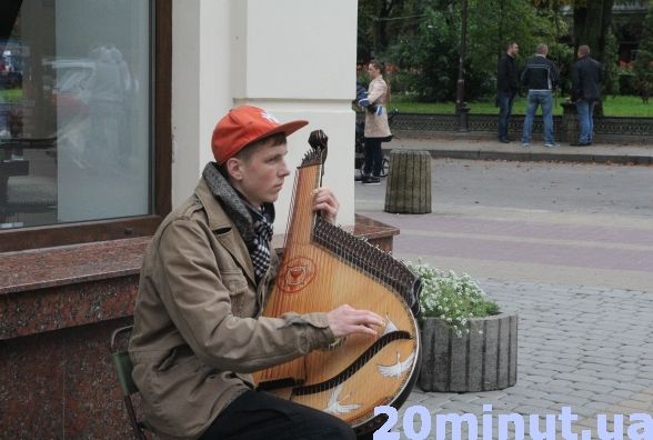 “Іноземці мені кидають великі купюри”, – тернопільський бандурист про вуличні виступи (ВІДЕО)