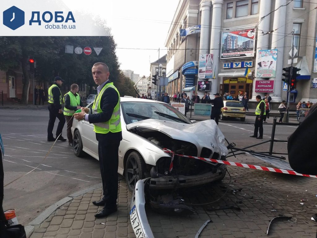 <strong>У центрі Тернополя розбиті авто: ДТП за участі “БМВ” на “євробляхах” і “Пежо”(ФОТО)</strong>