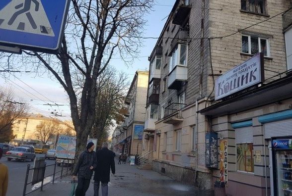 <strong>Тернополяни могли на вулиці прийняти душ, бо з балкону лилась тепла вода (ВІДЕО)</strong>