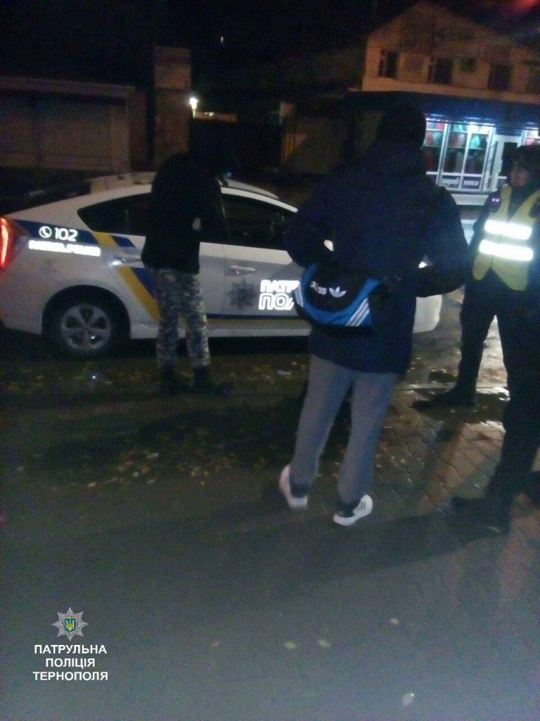 У Тернополі біля ринку двоє неповнолітніх обікрали магазин (ФОТО)