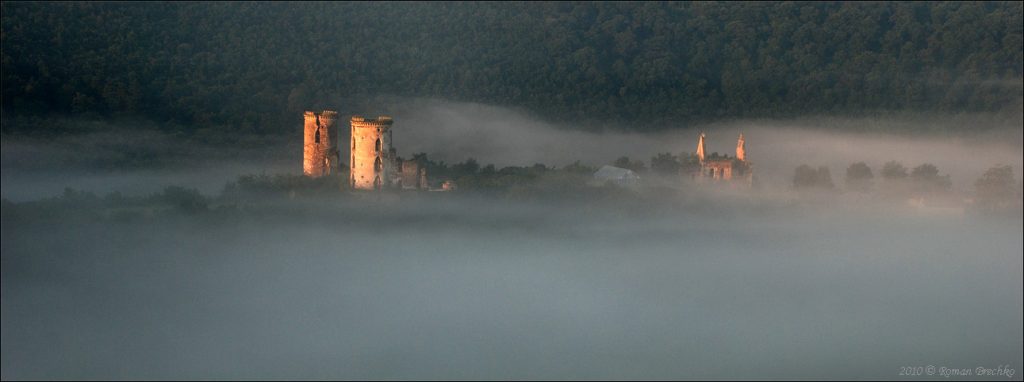 Краса та історія Червоного замку, що на Тернопільщині (ФОТО)