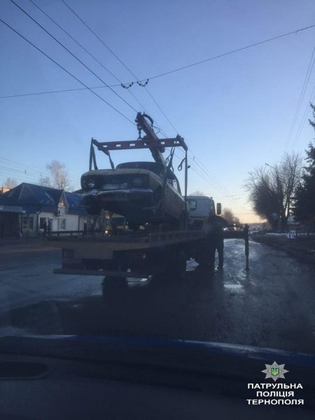 У Тернополі водій “Москвича” скоїв аварію, залишив авто на зупинці і зник