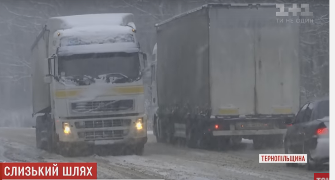 <strong>Через снігопад та ожеледицю на трасах Тернопільщини утворилися кілометрові затори (ВІДЕО)</strong>