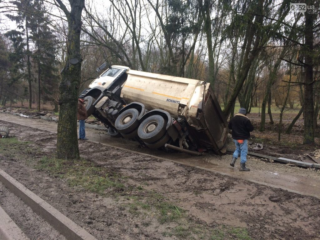 <strong>Біда на дамбі Тернопільського ставу: під землю провалилася вантажівка (ФОТО)</strong>