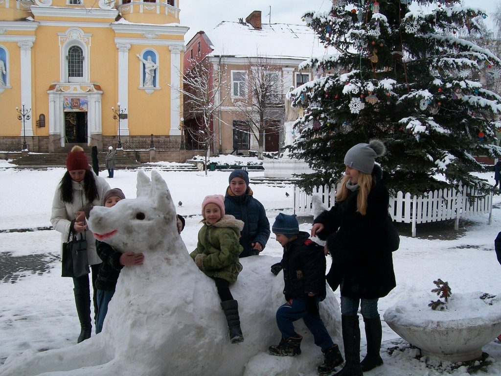 На Тернопільщині з’явився великий сніговий пес (ФОТО)