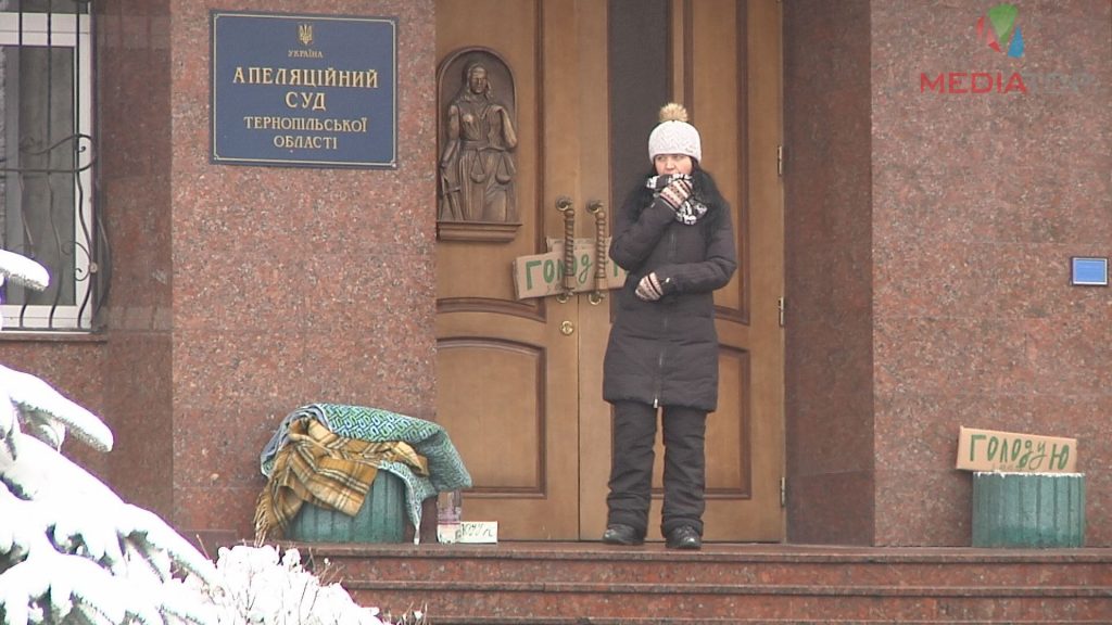 У Тернополі під судом голодує молода жінка (ВІДЕО)