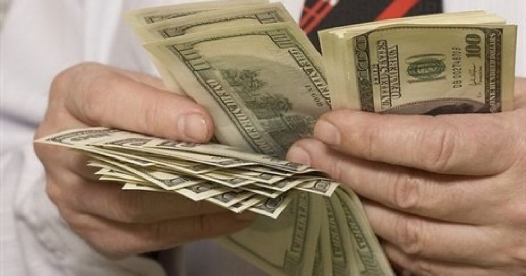 Як у Тернополі жінка серед білого дня віддала шахраям 2000 доларів