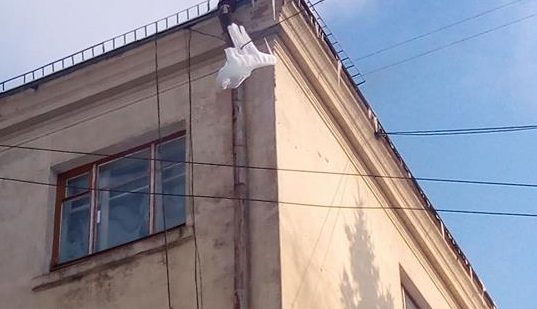 У центрі міста небезпека нависла просто над головами тернополян (ФОТО)