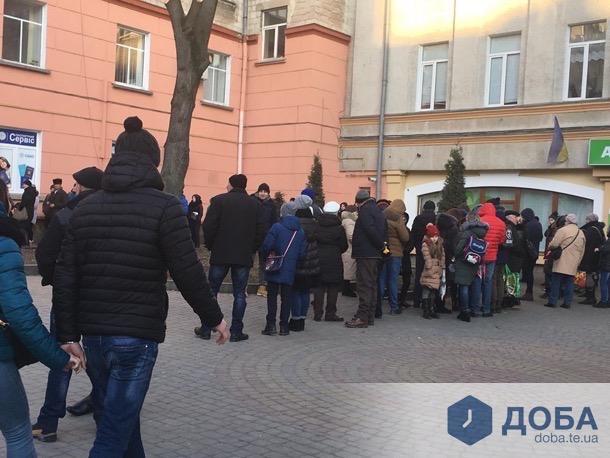 У Тернополі знову бум на закордонні паспорти: сотні людей стоять в черзі (ФОТО)