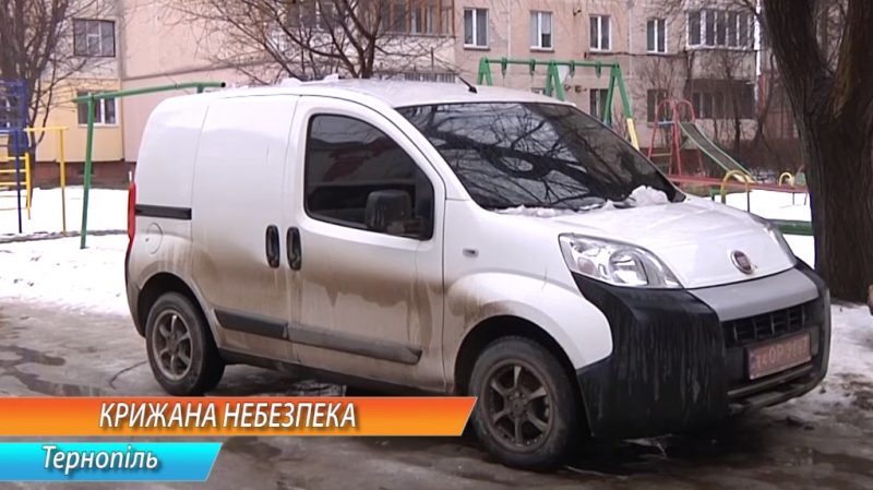 У Тернополі величезні брили льоду уже побили дві автівки (ВІДЕО)