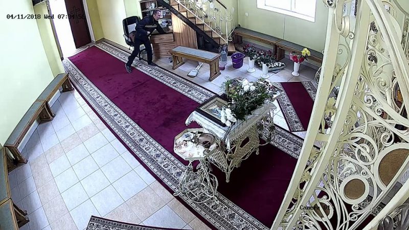 “Побожний” злодій тричі перехрестився, а потім викрав гроші з церкви (ВІДЕО)