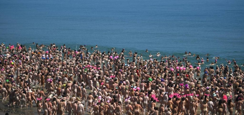 голі жінки купаються в морі