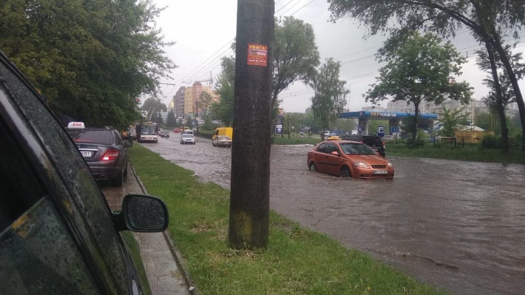 У Тернополі сильна злива затопила проспект Злуки: водії їздили по тротуарах (ФОТОФАКТ)