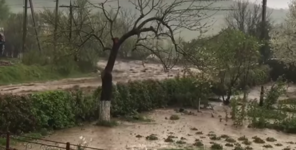 <strong>“Вода зносила все на своєму шляху”, – показали відео з потопу на Тернопільщині (ВІДЕО)</strong>