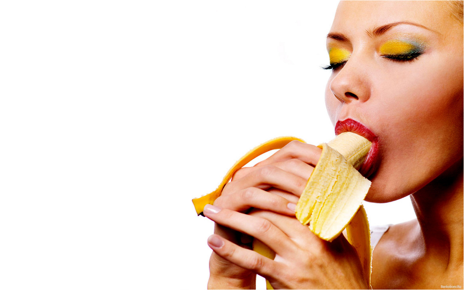 дівчина їсть банан