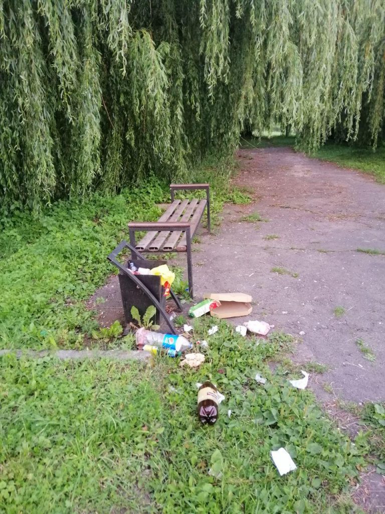 сміття у парку, Ланівці