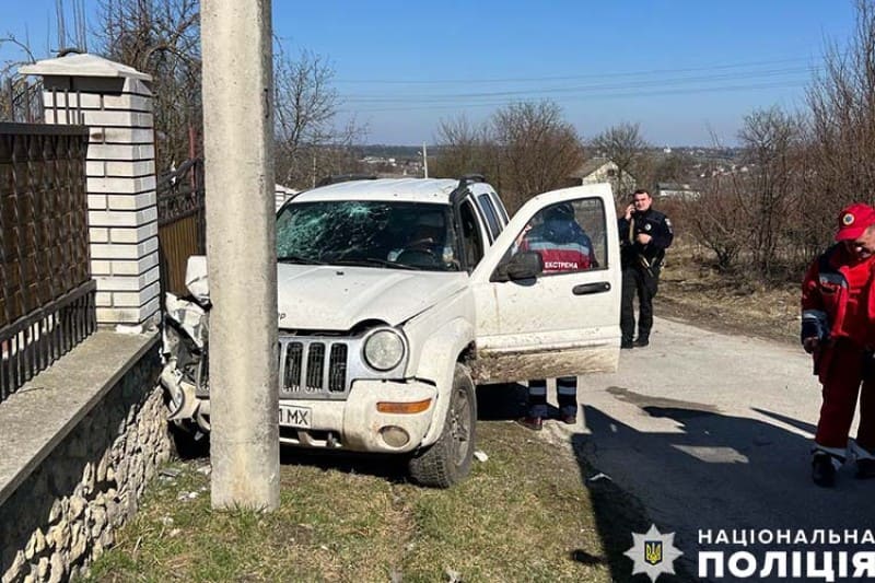 На Зборівщині п’яний водій джипа заїхав у стовп