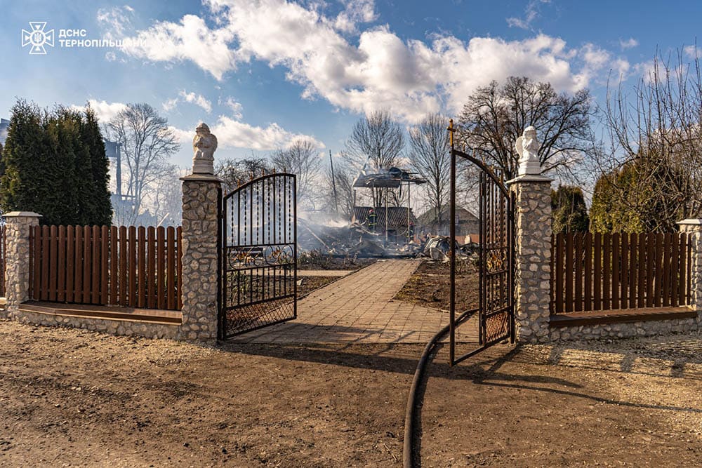 У Кременецькому районі згоріла старовинна дерев’яна церква (ФОТО)