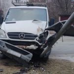 У Тернополі п’яний водій мікроавтобуса збив дорожній знак (ФОТО)