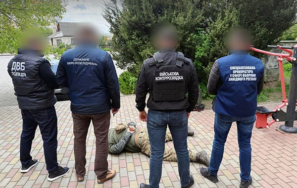 На Тернопільщині викрили солдата, який за 25 тис доларів обіцяв оформити непридатність до військової служби