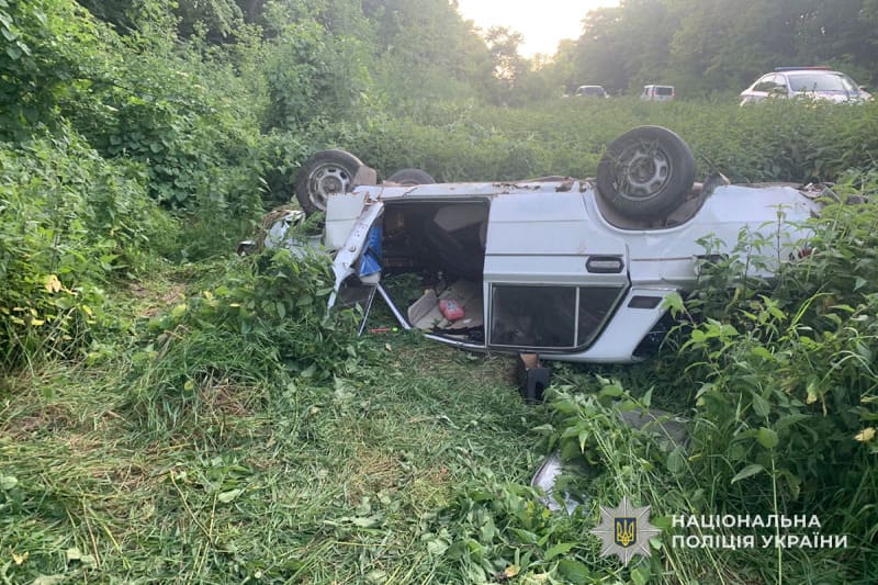 Поблизу Тернополя перекинулися “Жигулі”. Водій і пасажир травмовані