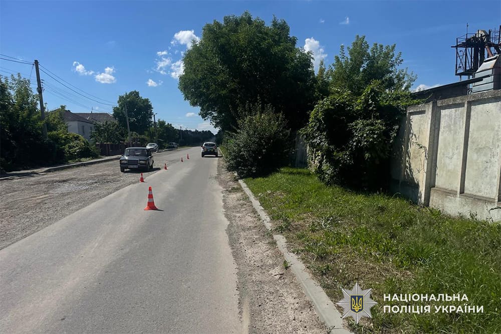 Сперечалася з водієм: у Гусятині жінка випала з мікроавтобуса