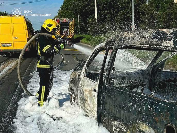 У Тернополі на дорозі загорівся легковий автомобіль (ФОТО)
