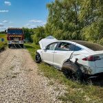 На Збаражчині автомобіль “Тесла” витягнули зі ставка