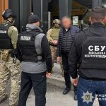 Затримали хабарника, який за 1500 доларів обіцяв зняти тернополянина з військового обліку