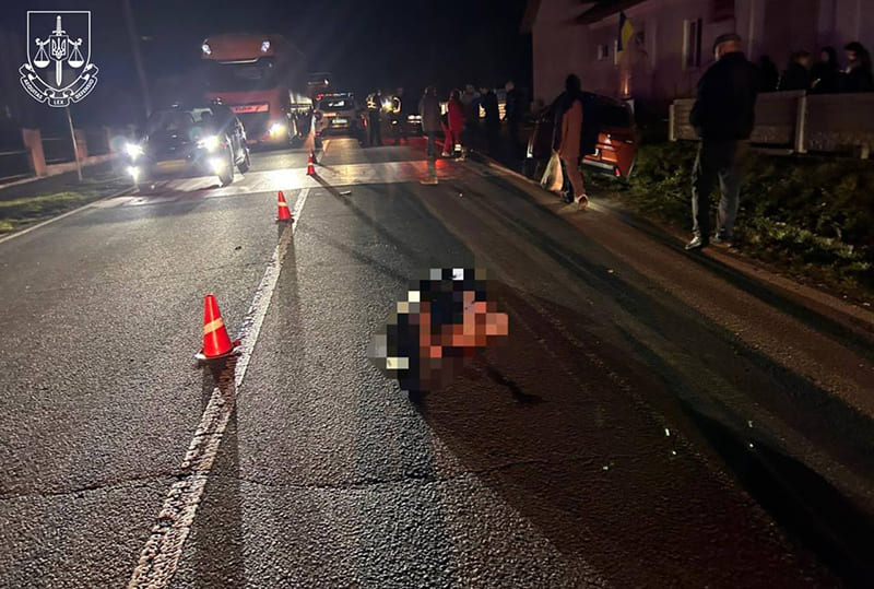 Суддя Підгаєцького районного суду на “Лексусі” збила двох пішоходів. Один із них загинув