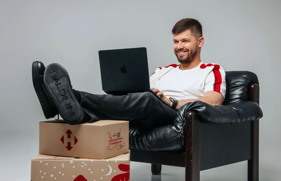 Михаил Хомич во время работы