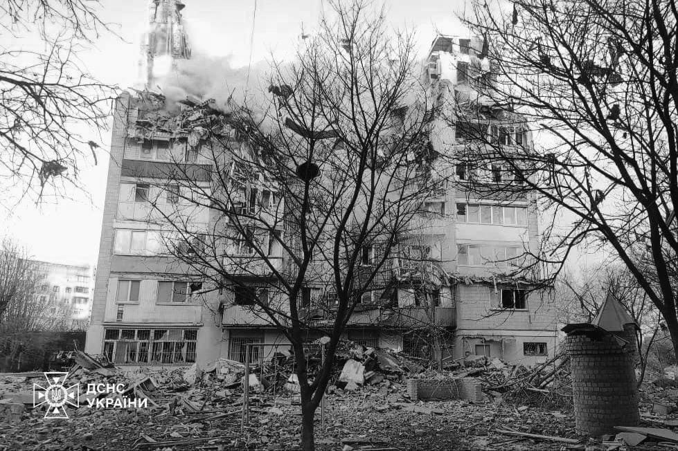 У Тернополі внаслідок ворожого обстрілу загинули 16 людей, ще 64 отримали поранення