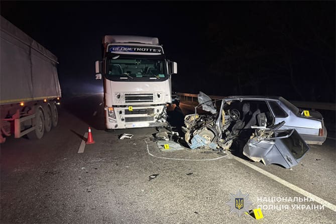 На Теребовлянщині внаслідок зіткнення з вантажівкою загинув водій легковика
