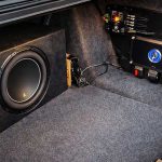 Сабвуфер і підсилювач у багажнику автомобіля з правильним монтажем, але слабким відчуттям басу через налаштування або розташування